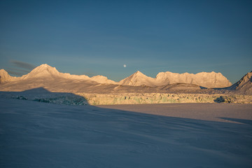 Na lodowcu o zachodzie słońca, poludniowy Spitsbergen © blackspeed