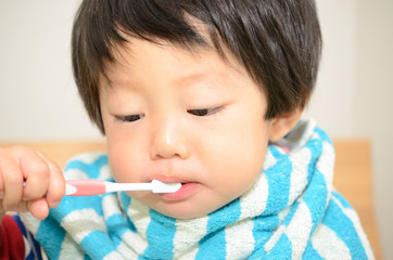 歯磨きする子供