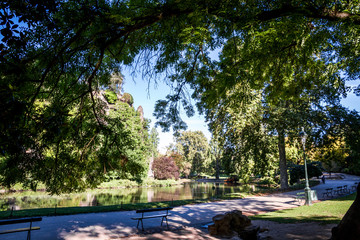 Obraz premium Sibyl temple and lake in Buttes-Chaumont Park, Paris