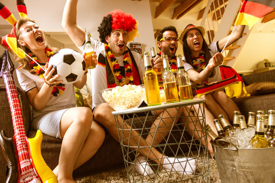 Deutsche Fans feiern bei einem Fussball meisterschaft Sieg