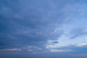 Obraz premium Evening blue sky with moderate clouds.