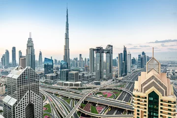 Photo sur Plexiglas Burj Khalifa vue sur le lever du soleil sur les toits du centre-ville de Dubaï