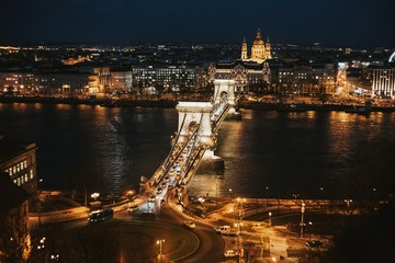 Boedapest bij nacht landschap. Beroemde Széchenyi-kettingbrugachtergrond. Hoofdstad van Hongarije landschap.