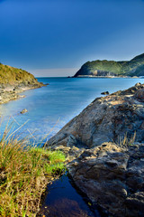 Fototapeta premium foto hdr del mar y montañas costeras