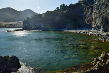 orilla del mar con playa y montañas