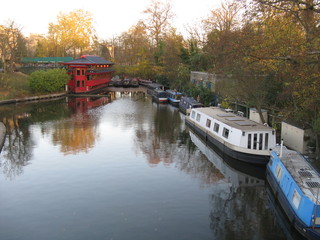 Barcos en el Támesis. Otoño dorado Londres