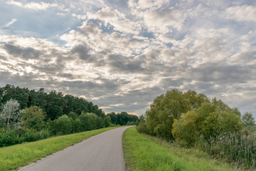 Rund um den Altmühlsee im Fränkischen Seenland führt ein Rad- und Wanderweg. Der Altmühlsee liegt bei Gunzenhausen in Mittelfranken im Freistaat Bayern.