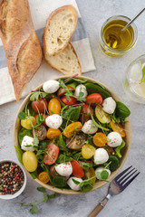 Salad with mozzarella, spinach and cherry tomatoes. Healthy eating. Vegetarian dish