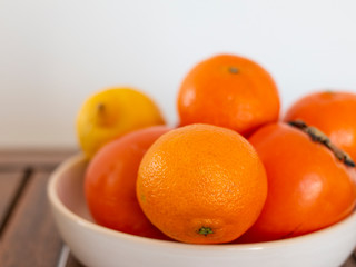 citron, mandarines et kaki sur l'assiette