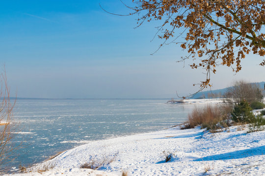 Der zugefrorene Brombachsee im Fr&auml;nkischen Seenland im Winter. Der See befindet sich in Mittelfranken in Bayern. Der Sandstrand ist mit Schnee bedeckt. 