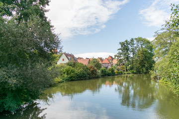 Obraz premium Durch Dinkelsbühl fließt der Fluss Wörnitz. Dinkelsbühl ist eine Stadt in Mittelfranken im Freistaat Bayern. Touristen aus der ganzen Welt besuchen Dinkelsbühl aufgrund der mittelalterlichen Altstadt.