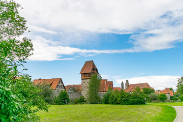 Fototapeta na wymiar Der Bäuerlinsturm ist ein Wahrzeichen von Dinkelsbühl. Die Stadt liegt in Mittelfranken im Freistaat Bayern. Touristen aus der ganzen Welt besuchen die mittelalterliche Altstadt.