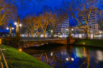 Alte Br&uuml;cke &uuml;ber einen Wassergraben und moderne Architektur im Zentrum von D&uuml;sseldorf