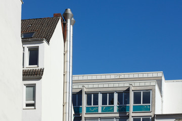 Fototapeta na wymiar Weisse Moderne monotone Wohngebäude, Dach, Schornstein, , Hauswände, Bremen, Deutschland