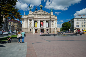 Obraz premium Lviv National Academic Opera and Ballet Theater. Baroque building with a facade, gracefully decorated with columns and bronze sculptures. Lviv, Ukraine, July 18, 2017