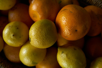 Limones y naranjas en una canasta