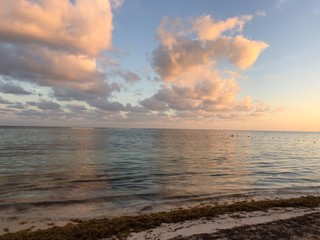 Mar caribe con nubes de atardecer