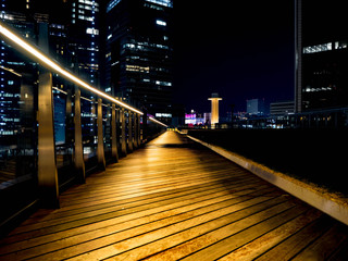高層ビルに囲まれた東京の夜景