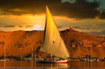 Une felouque naviguant sur le Nil en Egypte - 329082335