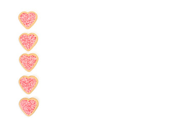 Galletas en forma de corazones sobre fondo blanco aislado. Vista superior. Copy space