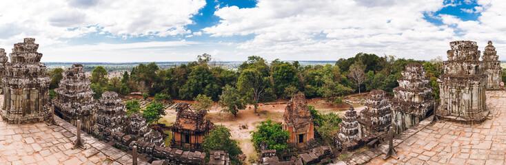 Fototapeta na wymiar Hindu temple Phnom bakheng. Panorama. Cambodia. Siem Reap