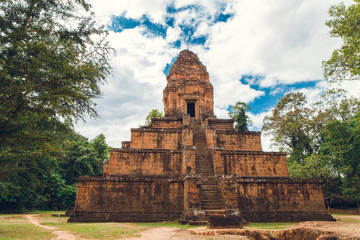 Fototapeta na wymiar Hindu Temple Baksey Tiamgkrong. Cambodia. Siem Reap.