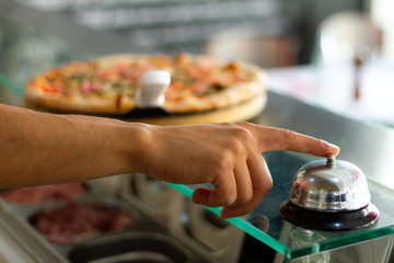 cozinheiro tocando a campainha pizza pronta