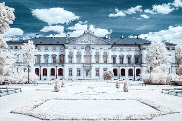 Pałac Krasińskich w Warszawie w letniej odsłonie w podczerwieni