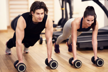 Fototapeta na wymiar Fit couple at the gym looking very attractive