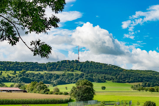 Der Hesselberg in Mittelfranken ist ein beliebtes Ausflugsziel bei Wanderern, Familien und Gleitschirmfliegern. Der Berg liegt in der N&auml;he von Dinkelsb&uuml;hl und Wassertr&uuml;dingen im Landkreis Ansbach.