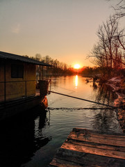 Tramonto con barca sul fiume