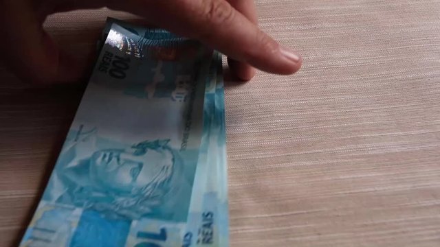 Contando c&eacute;dulas de cem reais