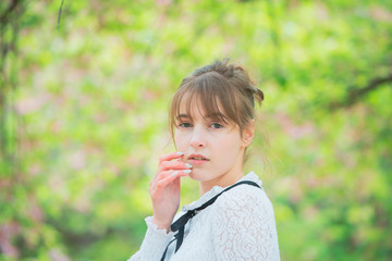 木々に癒される若い女性