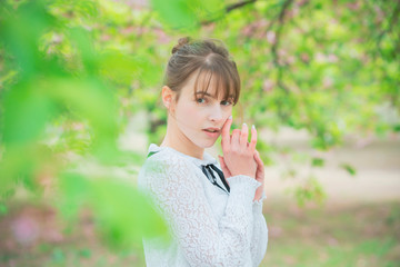 木々に癒される若い女性