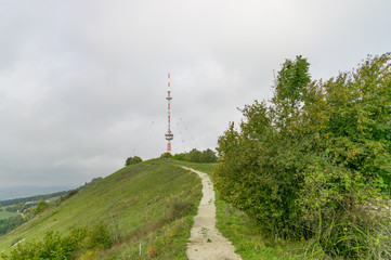 Fototapeta na wymiar Wege und Pfade auf dem Hesselberg in Mittelfranken laden zu ausgiebigen Wanderungen und Radtouren ein.