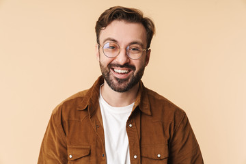 Obraz premium Portrait of a cheerful young arttractive bearded man