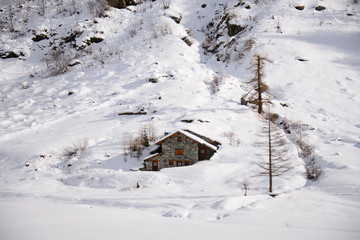 Paesaggio naturale con casa in montagna tra la neve una baita nelle Alpi Gressoney Valle D'Asta