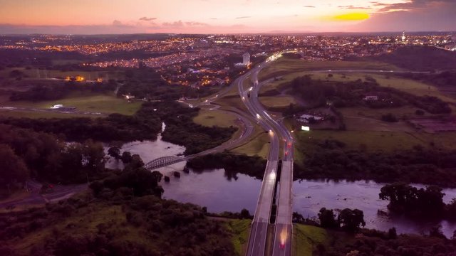 Trafego de carros ao entardecer na rodovia de Itu, S&atilde;o Paulo, Brasil