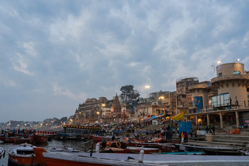 Fototapeta na wymiar VARANASI, INDIA, FEBRUARY 27 2018: The Varanasi city beside the genga river with boat for traveller cruising view the river in the moring , Varanasi, India on February 27,2018.
