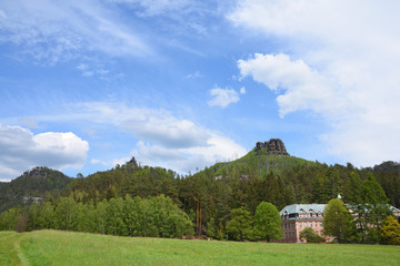Obraz premium Jetrichovice mit Wilheminenwand, Marienfelsen und Rabenstein 