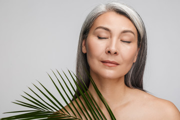 Naklejka premium Beauty portrait of an attractive mature topless woman