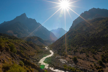 sol brilhando no rio em vale da cordilheira dos Andes no Chile