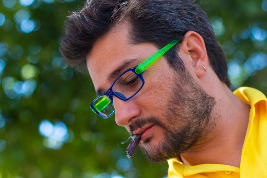 rapaz fumando cigarrete no Chile