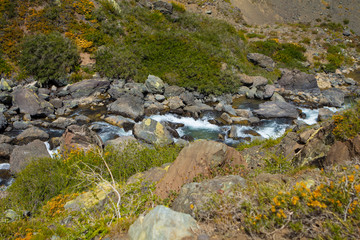 Corrediras de água de degelo nas montanhas do Chile