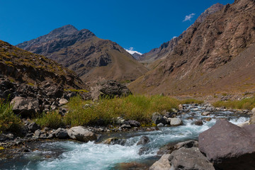 Corrediras de água de degelo nas montanhas do Chile