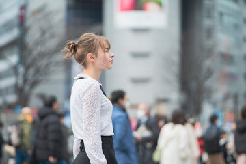 日本・東京・渋谷を観光する女性