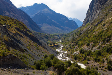 vale entre montanhas na Cordilheira dos Andes no Chile