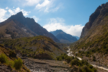 vale entre montanhas na Cordilheira dos Andes no Chile