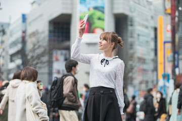 日本・東京・渋谷を観光する女性