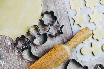Réalisation de biscuits sablés, matériel de patisserie rouleau à patisserie emporte pièces farine et pâte à sablé
